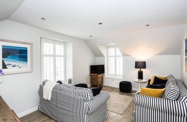 Stylish first-floor apartment with private patio, just moments from the High Street. Sleeps 2