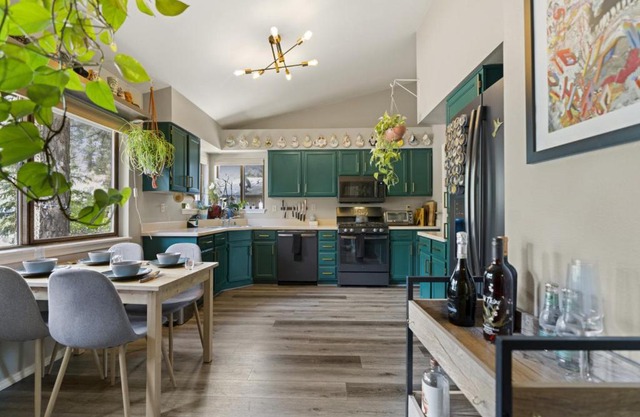 Stylish Home with in Home Gym AC Fully Fenced Yard