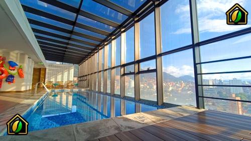 Stylish Loft with Pool, Sauna & Gym 24x7, Near Zona T!