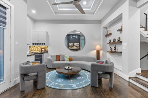 Stylish Luxe Stay by Memorial Park, Near Downtown