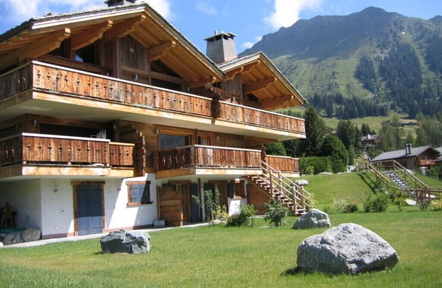 Stylish luxury apartment with stunning south-facing views, garden & balcony