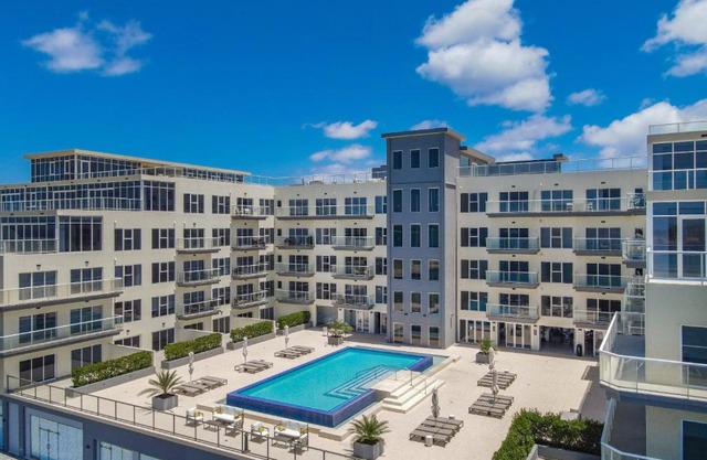 Stylish luxury condo, central location, ocean view, pool