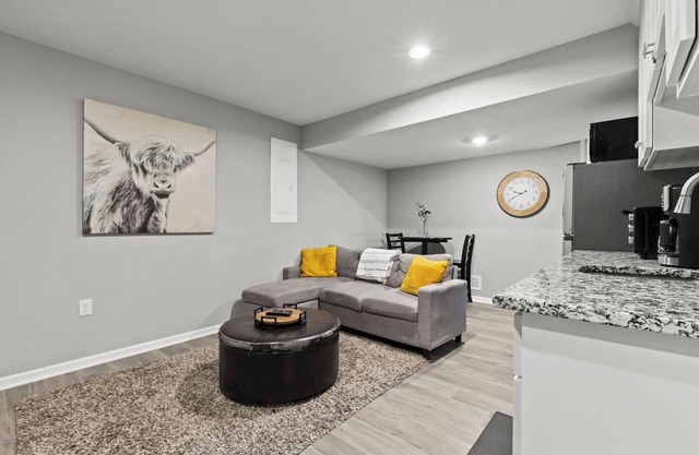 Stylish MidModern 1 Bed Apartment - Lower Level/Private Entrance