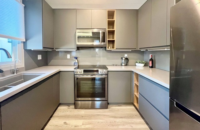 Stylish new 2B2B detached house with a private backyard in a quiet neighborhood