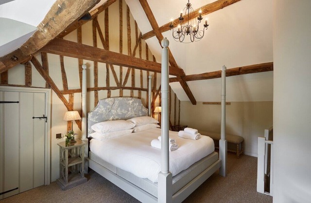 Stylish Southrop Stay | Boutique Countryside Base