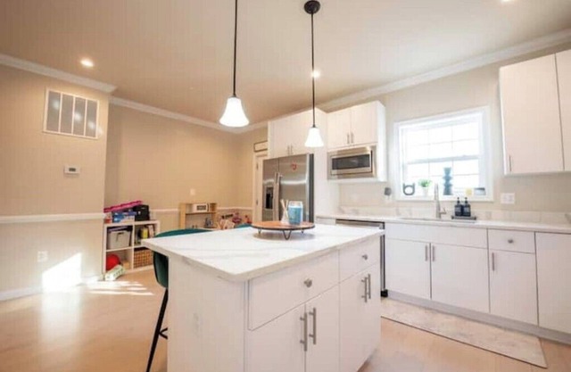 Stylish spacious 4 BDRM house near Navy Yard