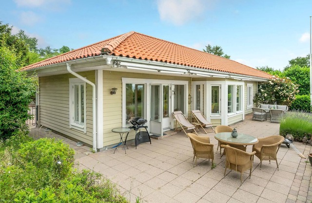Stylish, spacious cottage with panoramic view and large plot, located directly on the lake Arresø.