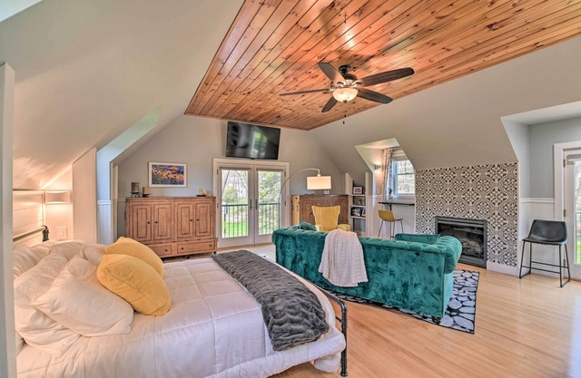 Stylish Studio w/Fireplace ~ 3 Mi From Dtwn!