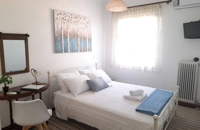 Stylish tennis view apt 3 min to town/sea