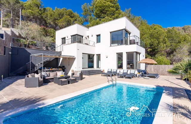 Stylish Villa Solaris with Heated Pool, quiet area
