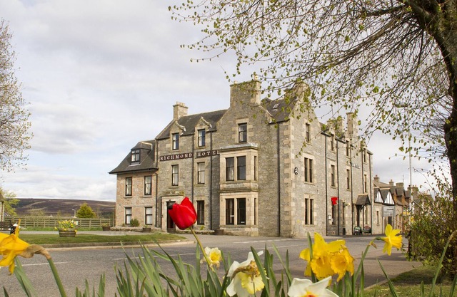 Substantial Highland hotel in the Village of Tomintoul