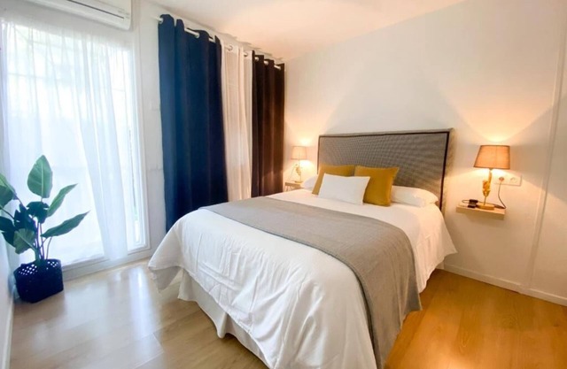 Suitable. COMPLETE Brisas + parking 10 minutes from the center of Seville