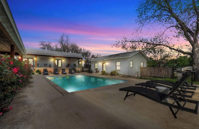 Suite A-Pool Access-Walk to Main St!