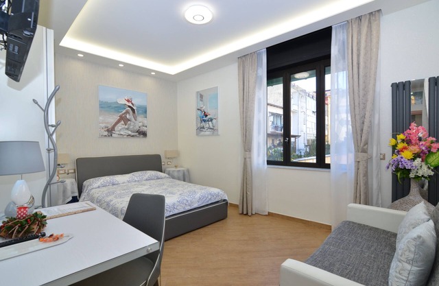 SUITE CASERTA DELUXE near the Royal Palace of Caserta, WIFI, Netflix, parking .