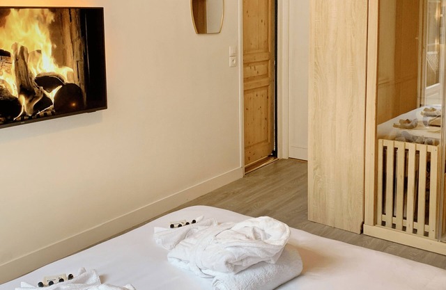 Suite Cosy Flat Senlis Hyper-Centre with Private Sauna