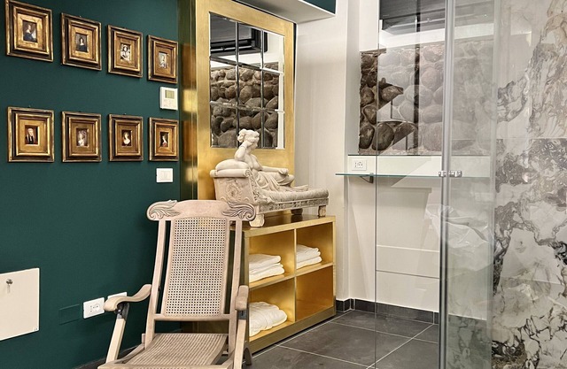 Suite in the historic center of Verona with sauna and heated whirlpool.