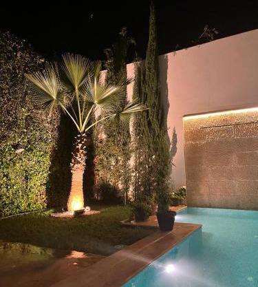 Suite luxueuse avec SDB privative dans une villa avec piscine