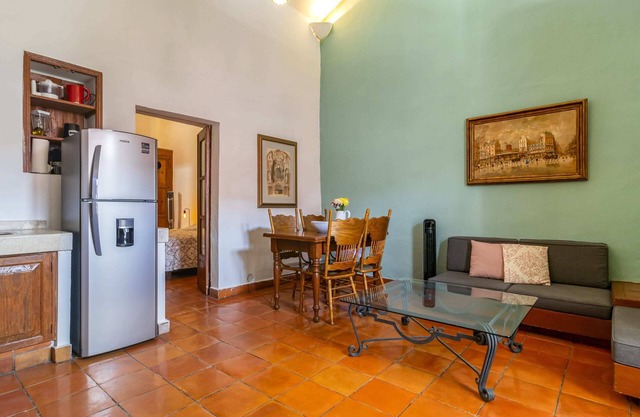 Suite on main street in Historic Downtown WIFI