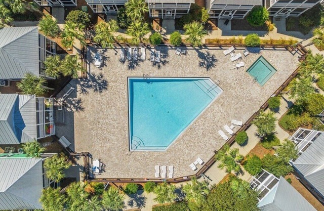 Summer Sale! Gated community w/pools and hot tub - Near beaches!