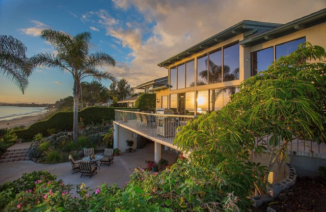 Summerland Beach Retreat - Fun in the Sun and on The Beach