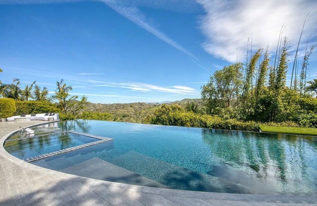 Summit Serenity: Modern Luxury