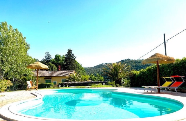 Sun & Moon Cottage with private pool and garden