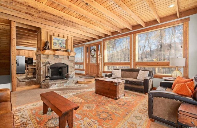 SUN RIDGE - 6 BD, VIEWS, POOL TABLE, HOT TUB