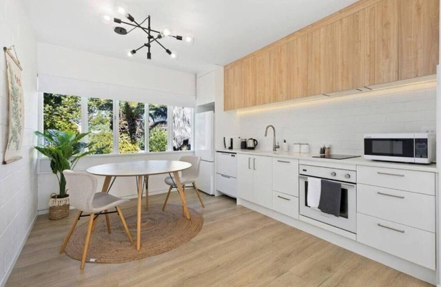 Sun Soaked Studio| Full Kitchen | Sea Views