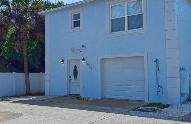Sun & Surf Beach House - Family Friendly - Steps to the Beach