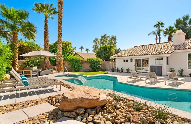 'Sunbloom' Pool, Spa, Walk to Old Town