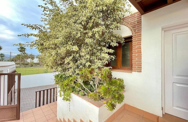 Sunlit Villa near Golf