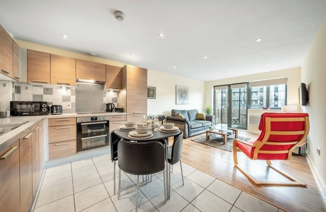Sunning 2 bed 2 Bath Flat with Balcony