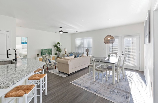 Sunny 2BR Resort Apt Over Pool 20 min to Downtown