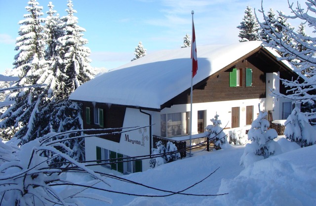 Sunny 3 BR FeWhng at 1500 meters above sea level directly at the ski resort.