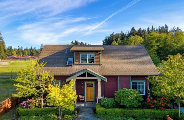 Sunny Backyard, Fireplace, Coastal Access in Peaceful Neighborhood Near Shopping