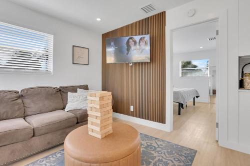 Sunny Cottage Vibes! Beach & Dining Walkable