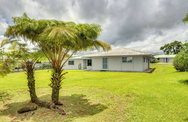 Sunny Hilo Home w/Game Room: Walk to Golf Course!