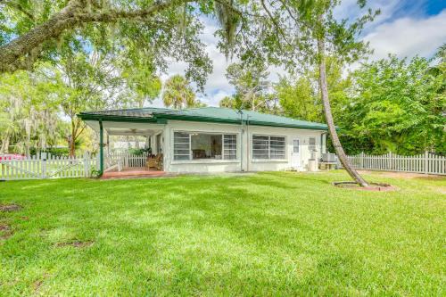 Sunny Home in Yankeetown with Lanai and Backyard!