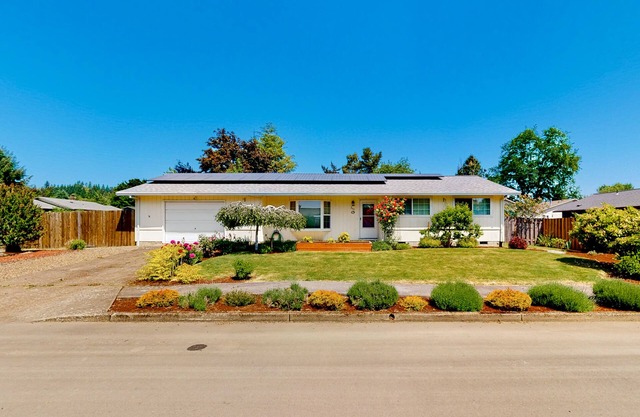 Sunny home with enclosed yard, grill, fast WiFi, washer/dryer, & outdoor dining