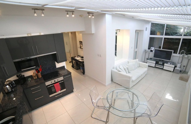 SUNNY LARGE GARDEN FLAT on KILDARE GARDENS near Paddington station