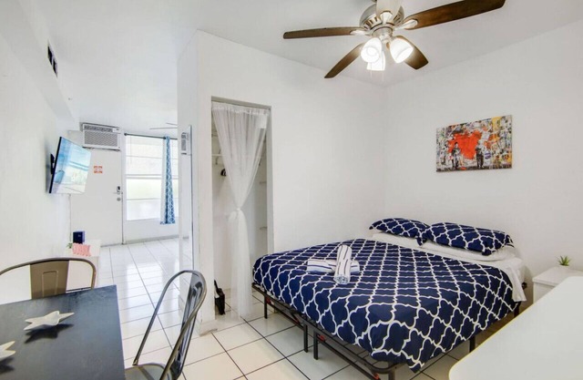 Sunny Ocean Dr Condo, w/2 Queen Beds, South Beach