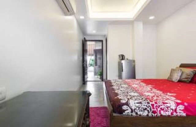 Sunny South Delhi Studio