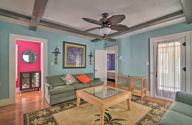 Sunny St. Pete Cottage ~ 1 Mi to Tropicana Field!