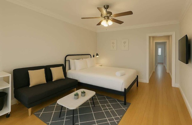 Sunny Studio in Heart of Ravenswood