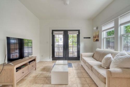 Sunnyside 1BR - Walk to Shops & Nightlife