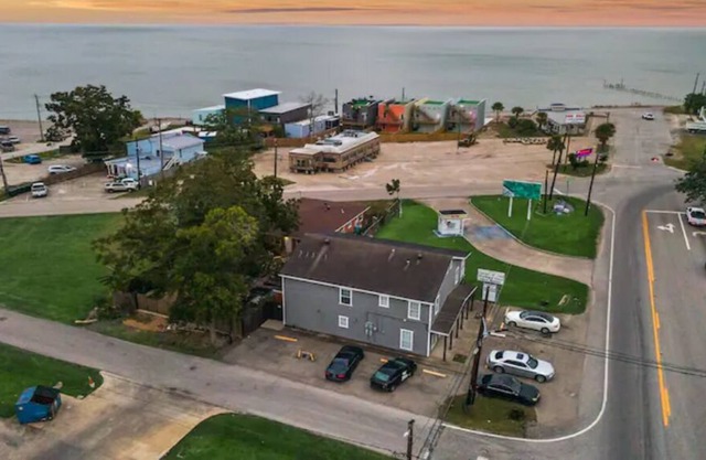 Sunnyside Retreat - 1 Block from Galveston Bay
