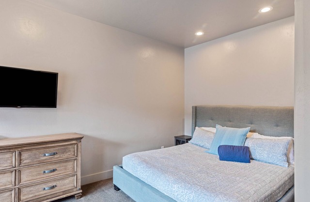 Sunrise Resort Room #201 | 1 Bed, 1 Futon 1 Bath