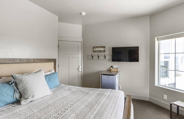 Sunrise Resort Room #306 | 1 Bed, 1 Bath