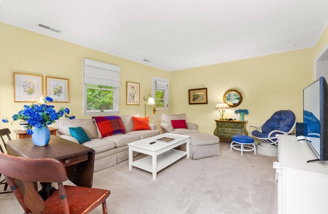 Sunroom Serenity Cottage - Screened Patio for Coffee & Wine!