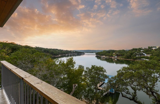 Sunset Cliff Retreat-Peaceful Lakefront on Lake Buchanan